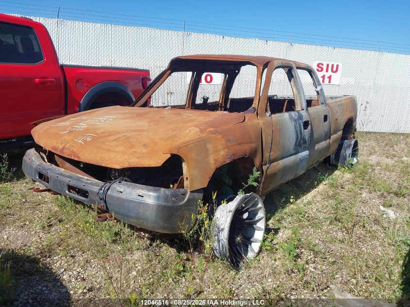 2002 GMC Sierra, Полностью сгорел, IAAI, VIN 1GTHK23102F215763 — фото 2