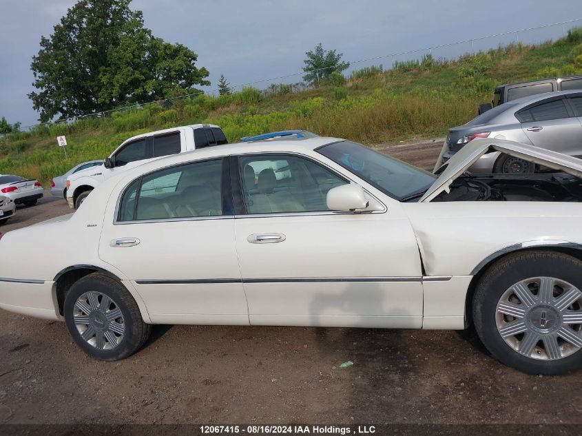 2004 Lincoln Town Car Ultimate VIN: 1LNHM83WX4Y607838 Lot: 12067415