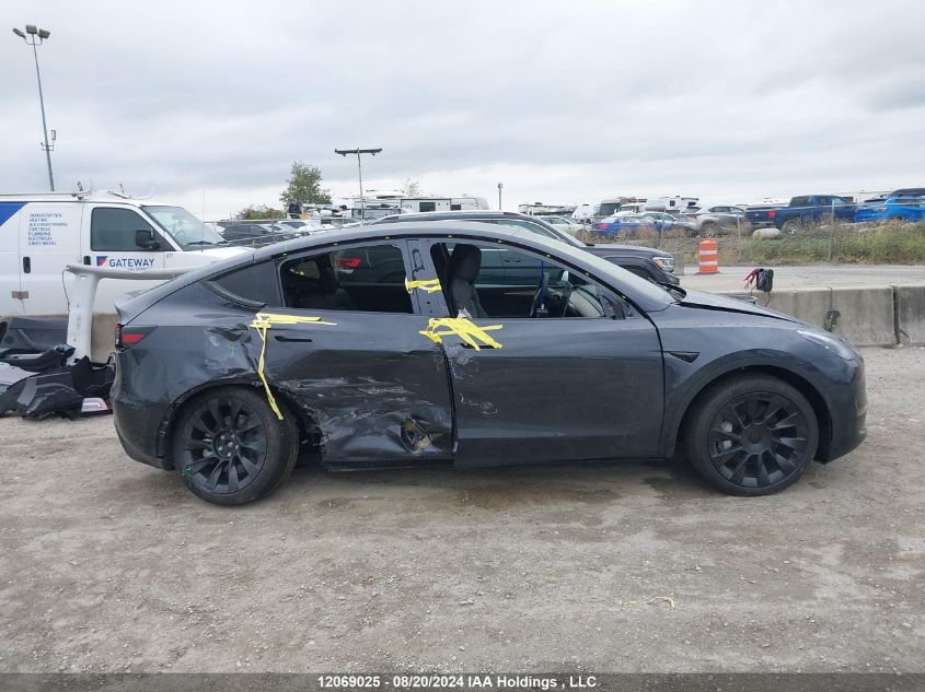 2024 Tesla Model Y VIN: 7SAYGDEE4RF083282 Lot: 12069025