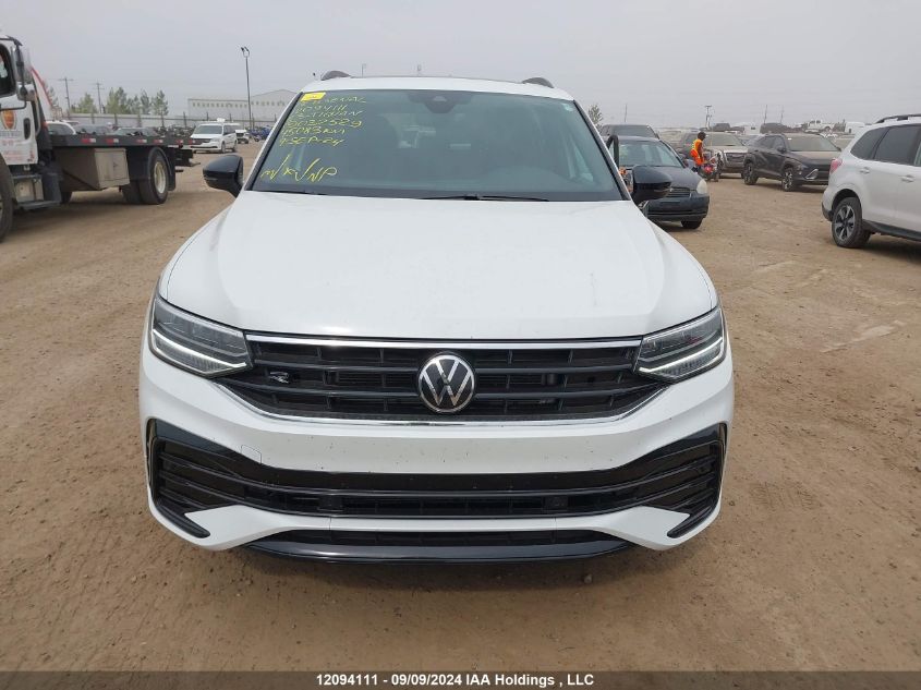 3VV8B7AX1PM032529 2023 Volkswagen Tiguan Se R-Line Black