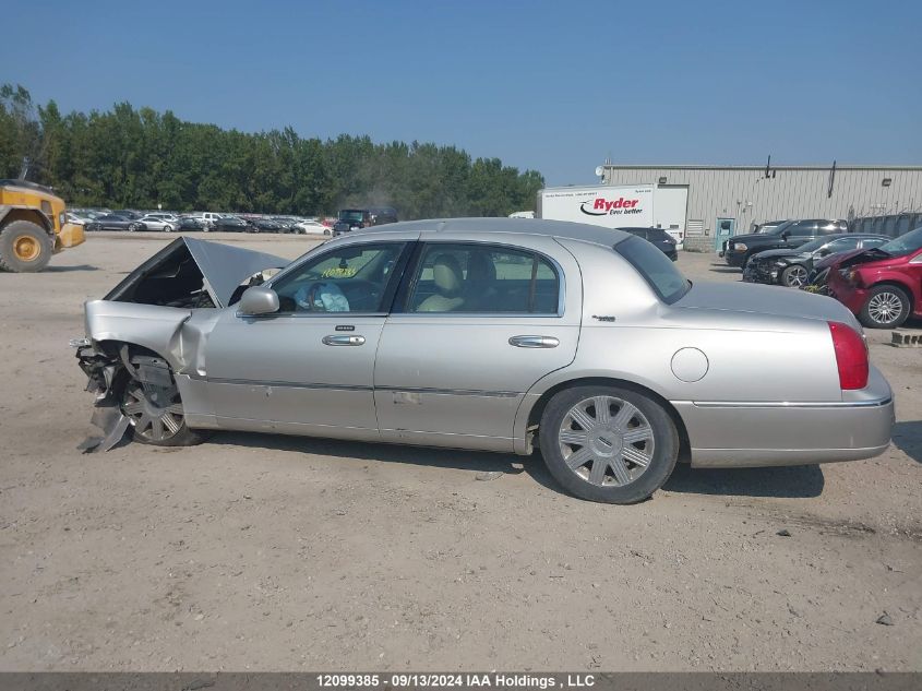 2005 Lincoln Town Car Signature Limited VIN: 1LNHM82W85Y650724 Lot: 12099385