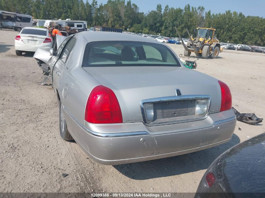 2005 Lincoln Town Car Signature Limited VIN: 1LNHM82W85Y650724 Lot: 12099385