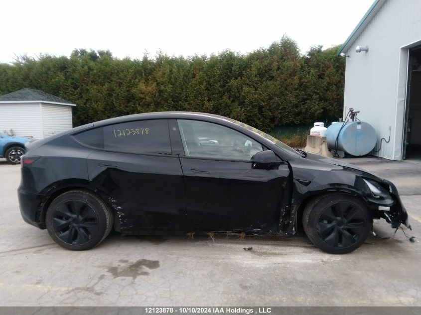 2024 Tesla Model Y VIN: 7SAYGDEE9RF110573 Lot: 12123878