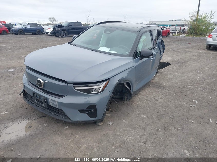 YV4ED3UM4P2070668 2023 VOLVO XC40 photo no. 2