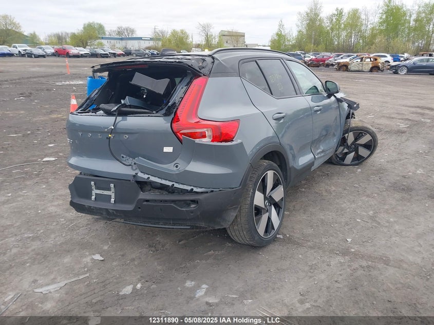 YV4ED3UM4P2070668 2023 VOLVO XC40 photo no. 4