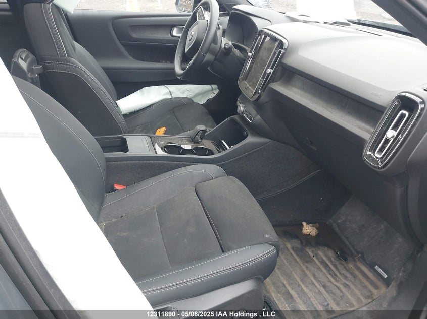 YV4ED3UM4P2070668 2023 VOLVO XC40 photo no. 5