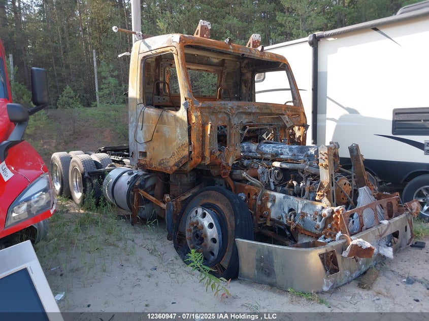 4V4NC9EJXBN292544 2011 Volvo Vn L auction photo 1