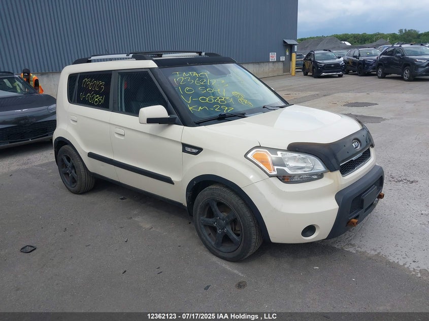 2010 Kia Soul VIN: KNDJT2A2XA7062831 Lot: 12362123