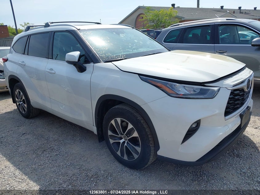 2022 TOYOTA HIGHLANDER XLE | 5TDGZRBH8NS183454