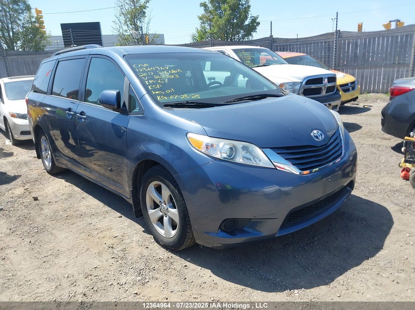 5TDKZ3DC7HS862323 2017 Toyota Sienna Le 8 Passenger auction photo 1
