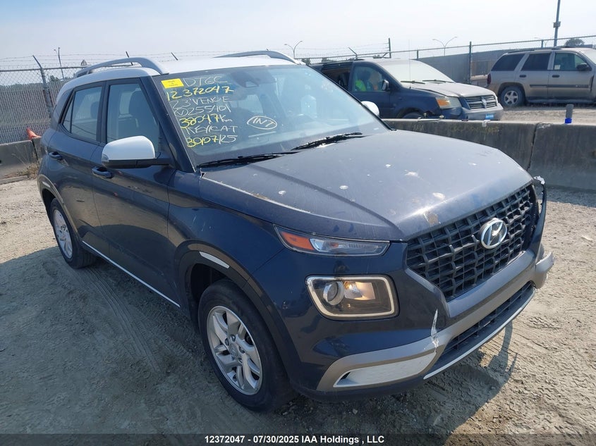2023 Hyundai Venue Preferred With Two-Tone Body Colour VIN: KMHRC8A32PU255401 Lot: 12372047
