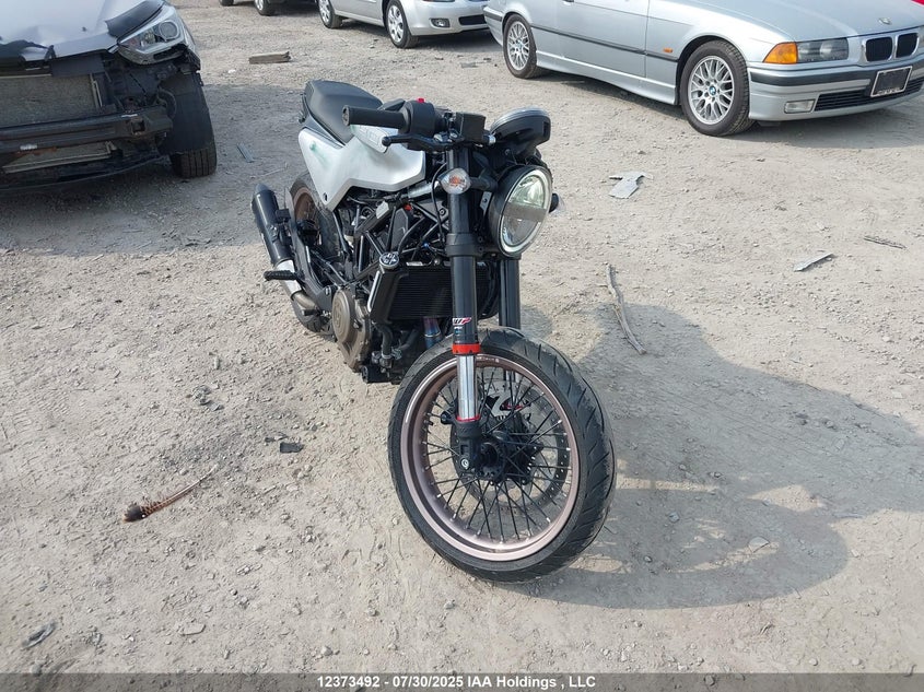 MD2JUJ407LC264323 2020 Husqvarna Vitpilen 401/Svartpilen 401 auction photo 1