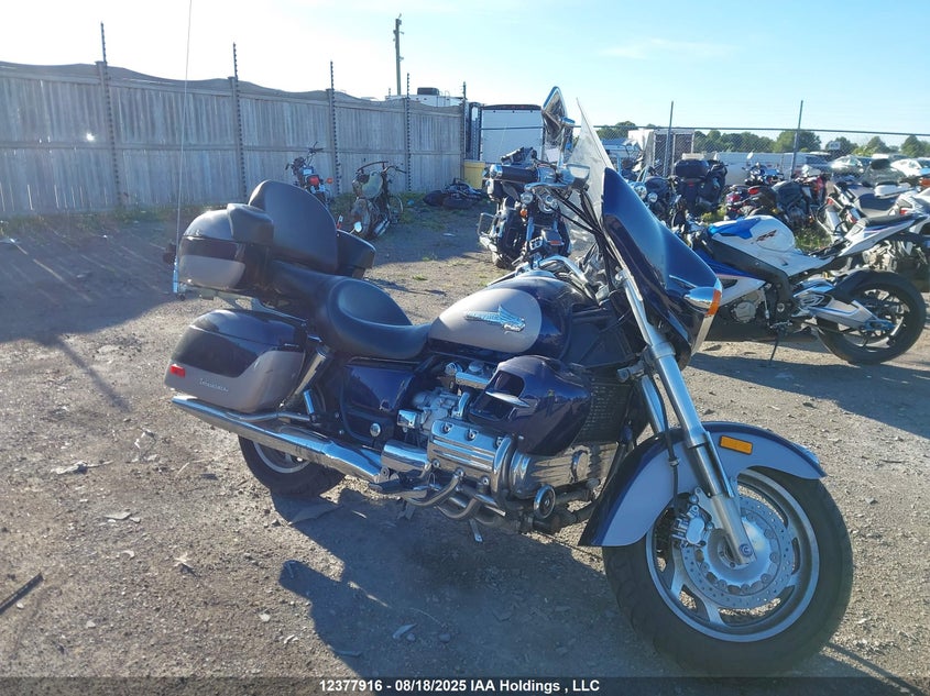 1HFSC4126YA100185 2000 Honda Gl1500 Cf/Canada auction photo 1