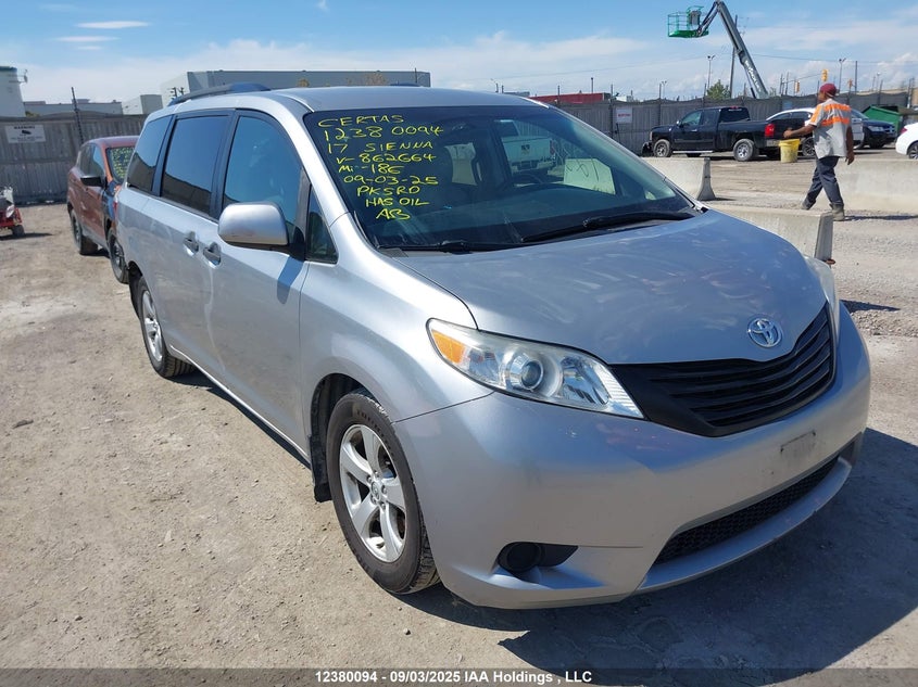5TDZZ3DC2HS862664 2017 Toyota Sienna auction photo 1