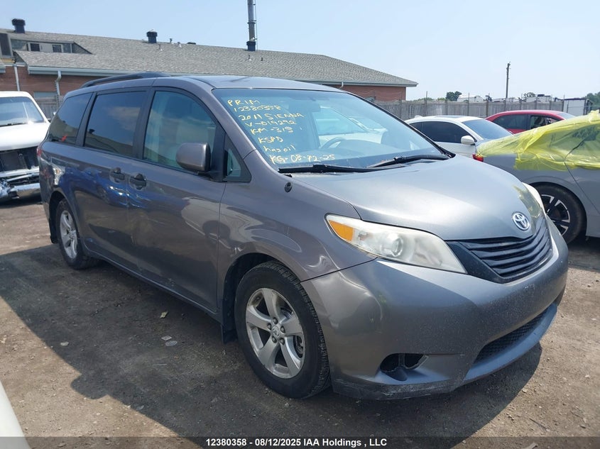 5TDZK3DC1BS019292 2011 TOYOTA SIENNA photo no. 13