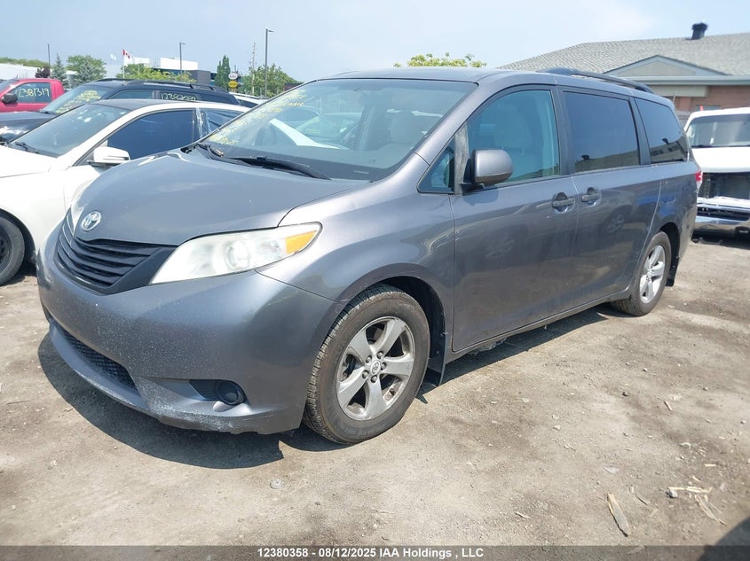 5TDZK3DC1BS019292 2011 TOYOTA SIENNA photo no. 2