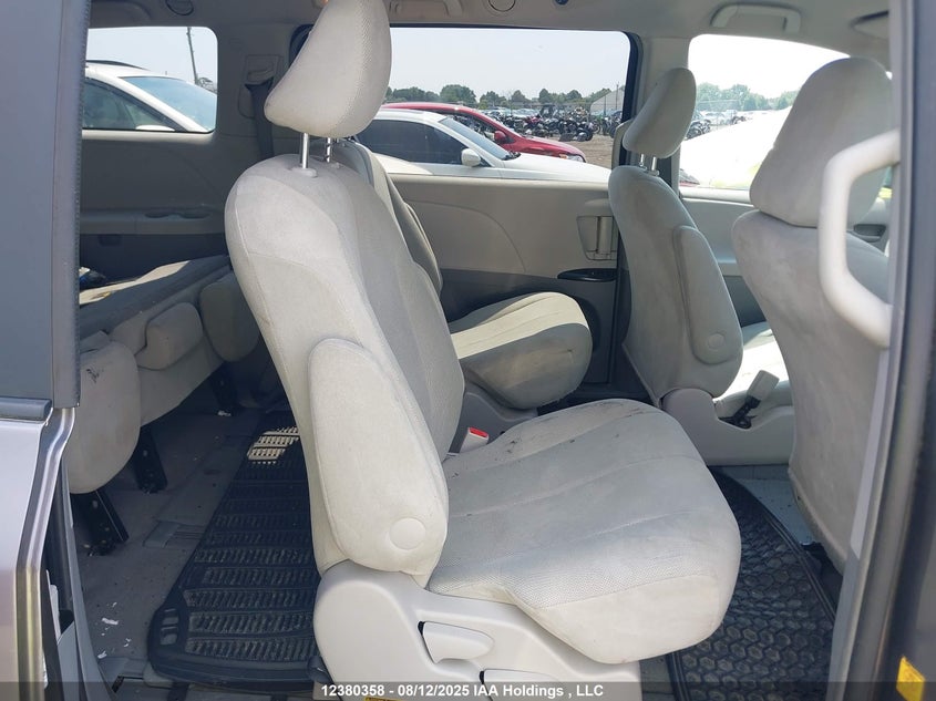 5TDZK3DC1BS019292 2011 TOYOTA SIENNA photo no. 8