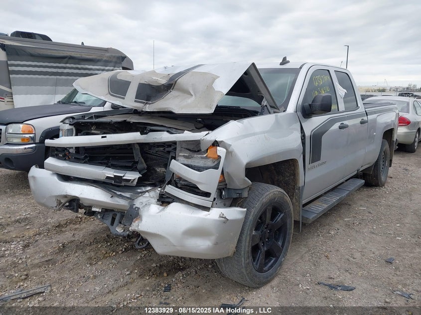 1GCVKPEC0JZ316510 2018 CHEVROLET SILVERADO photo no. 2
