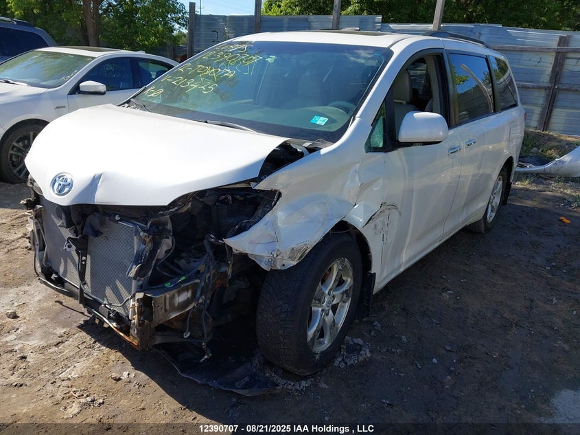 5TDYK3DC4CS213425 2012 TOYOTA SIENNA photo no. 2