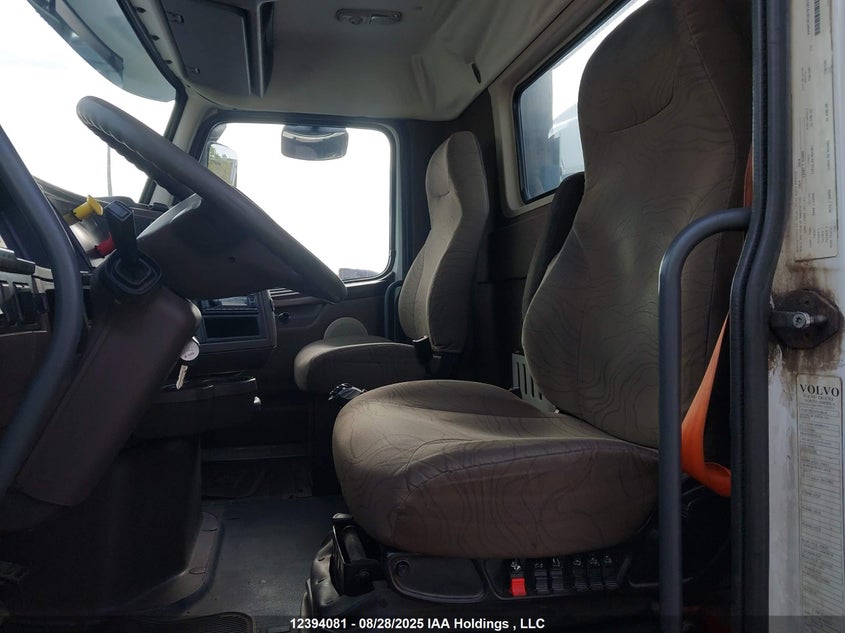 2015 Volvo Vn L VIN: 4V4NC9EGXFN189179 Lot: 12394081