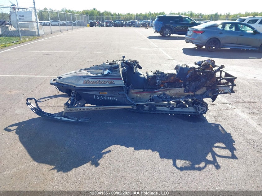 2001 Yamaha VIN: 8DM008983 Lot: 12394135