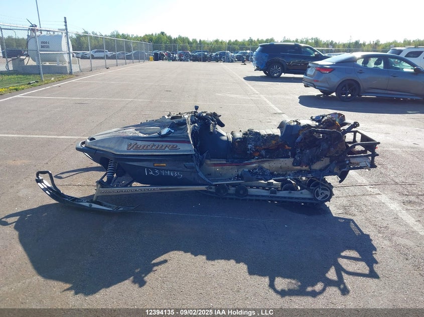 2001 Yamaha VIN: 8DM008983 Lot: 12394135