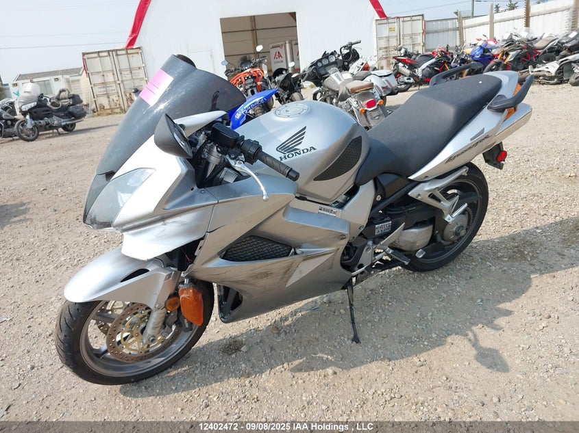 JH2RC462X5M700047 2005 HONDA VFR photo no. 2