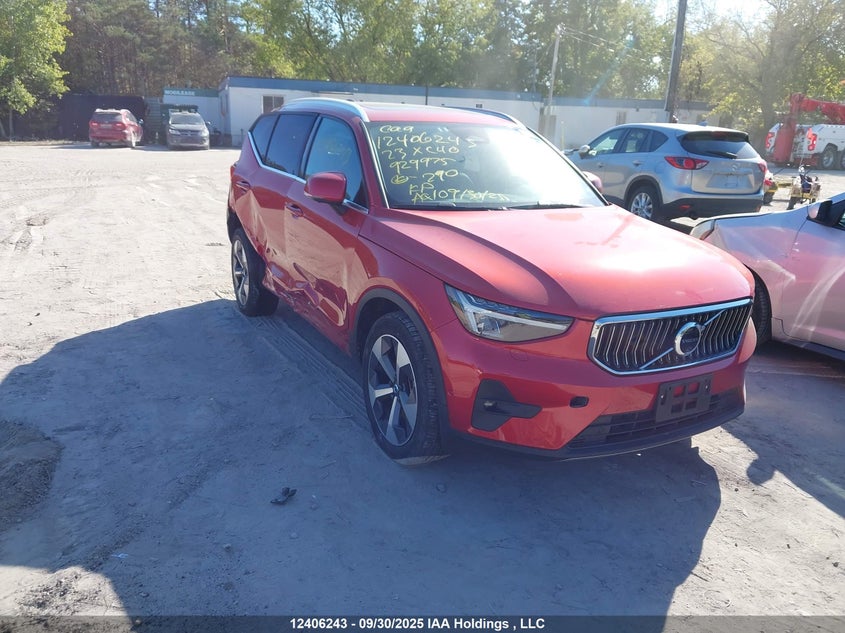 YV4L12UNXP2929975 2023 Volvo Xc40 B5 Plus Bright Theme auction photo 1