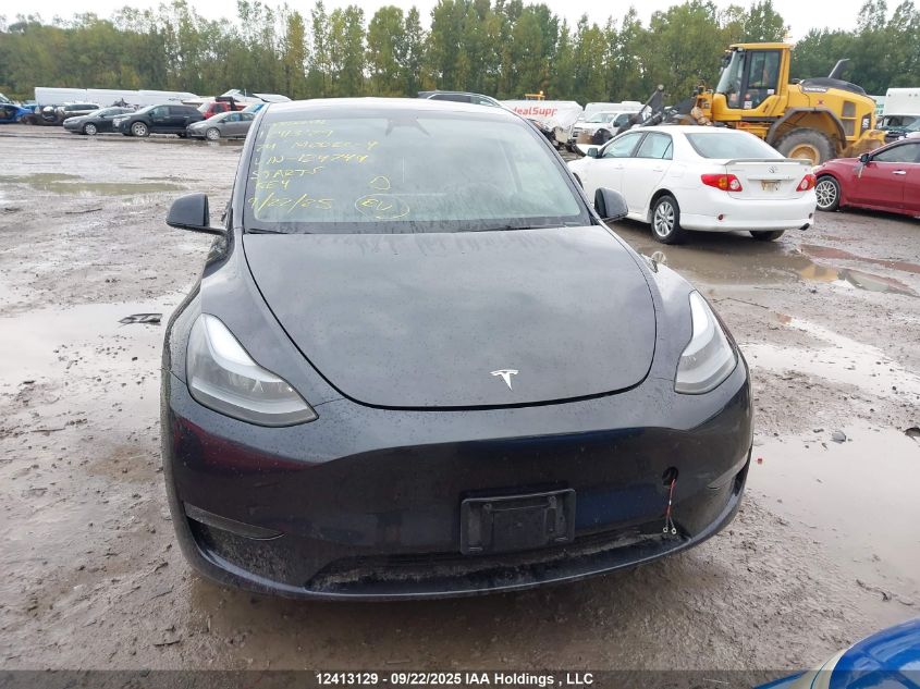 2024 Tesla Model Y VIN: 7SAYGDEE3RF124744 Lot: 12413129