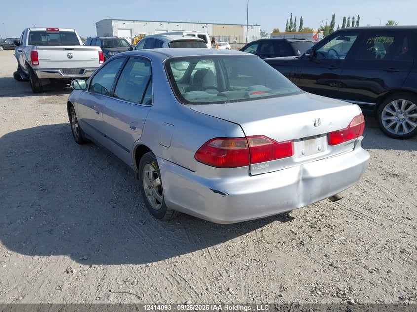 1HGCG5542WA810817 1998 HONDA ACCORD photo no. 3