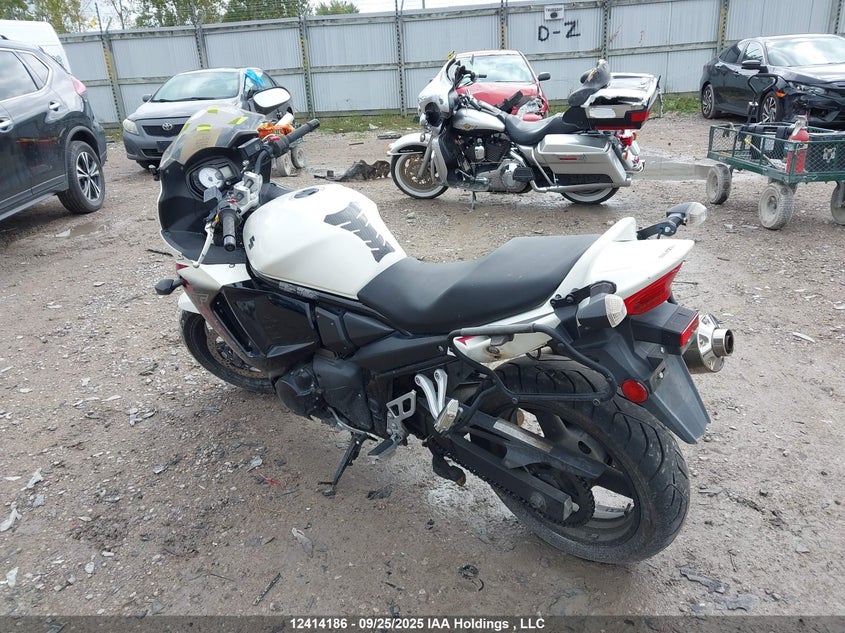 JS1GP74B1B2100026 2011 SUZUKI GSX photo no. 3