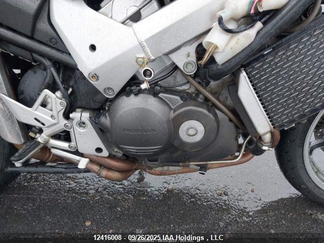 JH2RC46525M700117 2005 HONDA VFR photo no. 9