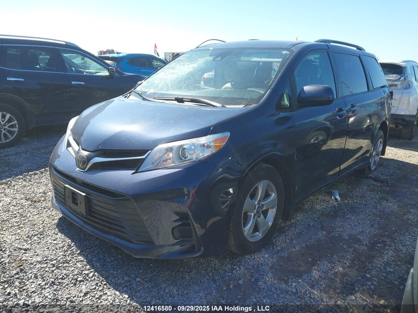 5TDKZ3DC5JS956190 2018 TOYOTA SIENNA photo no. 2