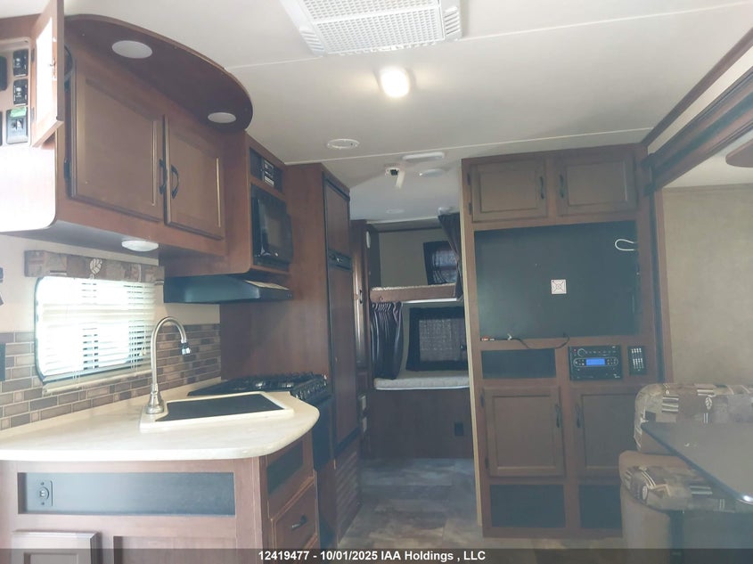 1UJBJ0BM9F7TF0180 2015   photo no. 8