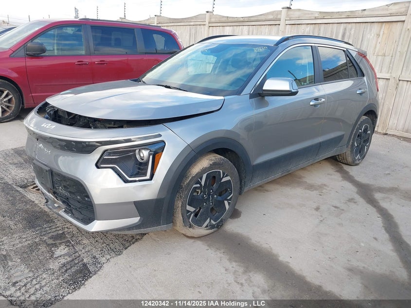 KNDCR3L16P5070673 2023 KIA NIRO photo no. 2