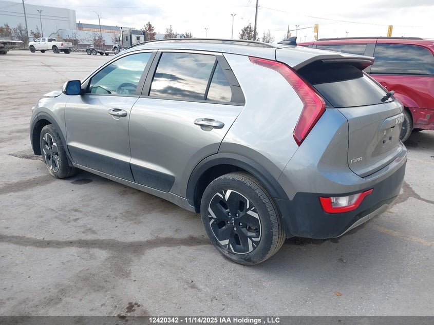 KNDCR3L16P5070673 2023 KIA NIRO photo no. 3