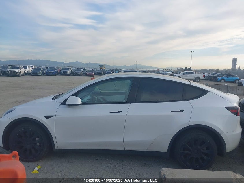 2022 Tesla Model Y Long Range VIN: 7SAYGDEE3NF461246 Lot: 12426166