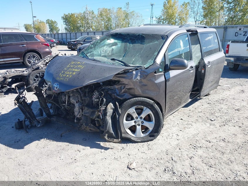 5TDKK3DC5FS670836 2015 TOYOTA SIENNA photo no. 2