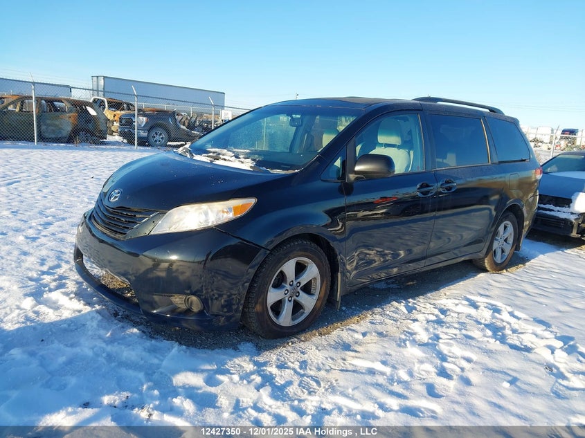5TDKK3DCXES428431 2014 TOYOTA SIENNA photo no. 2