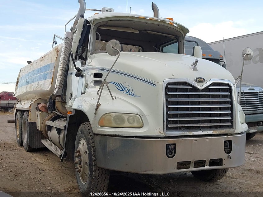 1M2AE07C14N016346 2004 Mack 600 Cx auction photo 1