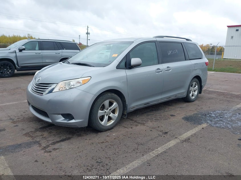 5TDKK3DC2FS613252 2015 TOYOTA SIENNA photo no. 2