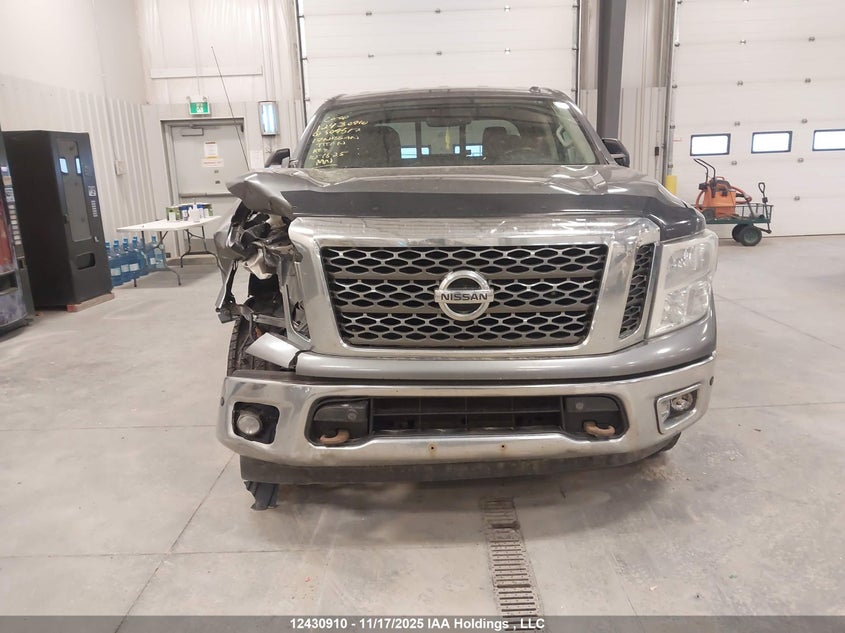 1N6AA1E56HN509517 2017 NISSAN TITAN photo no. 12