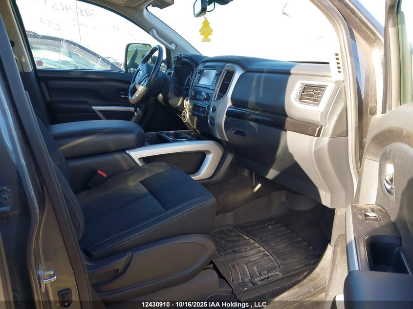 1N6AA1E56HN509517 2017 NISSAN TITAN photo no. 5