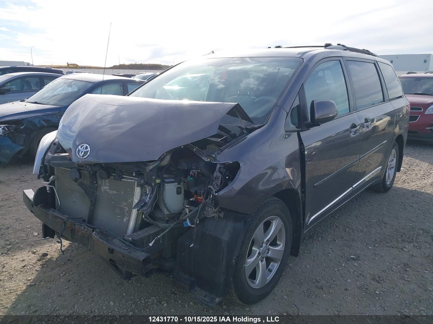 5TDKK3DC9DS371833 2013 TOYOTA SIENNA photo no. 2