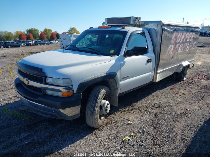 1GBJC34U71F172362 2001 CHEVROLET SILVERADO photo no. 2