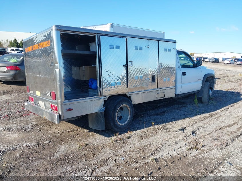 1GBJC34U71F172362 2001 CHEVROLET SILVERADO photo no. 4