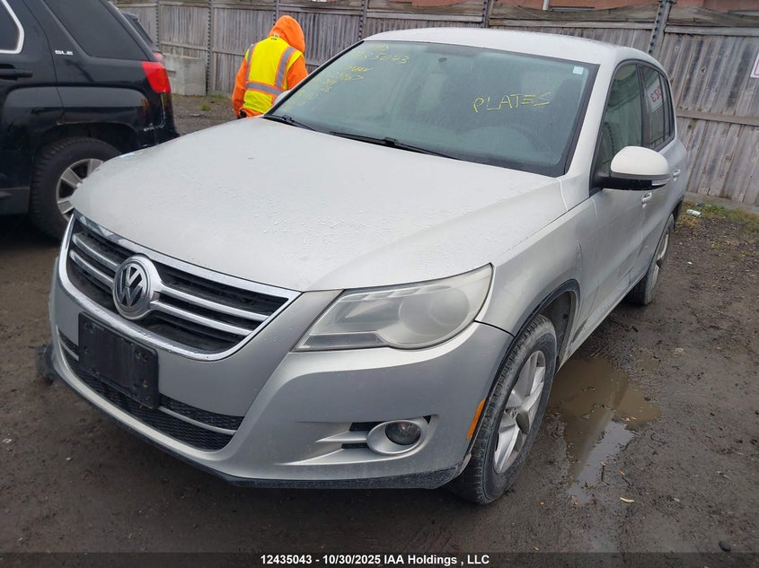 WVGBV7AX3BW528867 2011 VOLKSWAGEN TIGUAN photo no. 2