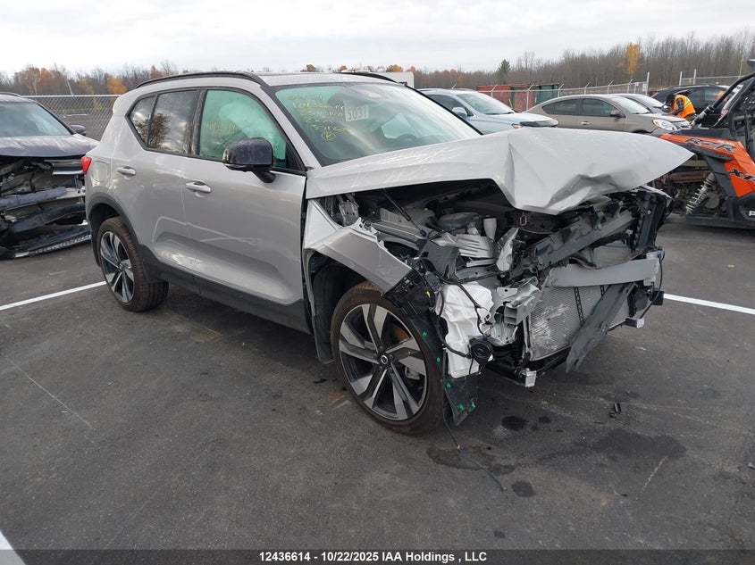 YV4L12UC1S2571608 2025 Volvo Xc40 B5 Plus Dark Theme auction photo 1