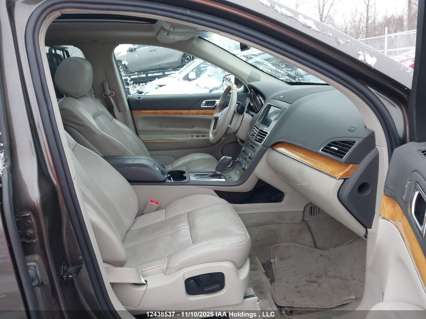 2LMHJ5AT6BBJ53733 2011 LINCOLN MKT photo no. 5