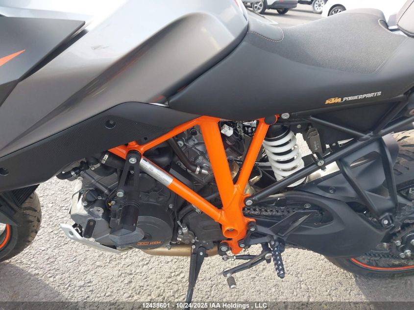 2017 Ktm 1290 Super Duke Gt VIN: VBKV69400HM954060 Lot: 12438601